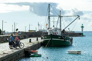 Bateau de pêche à la coquille St Jacques ancré à Portrieux